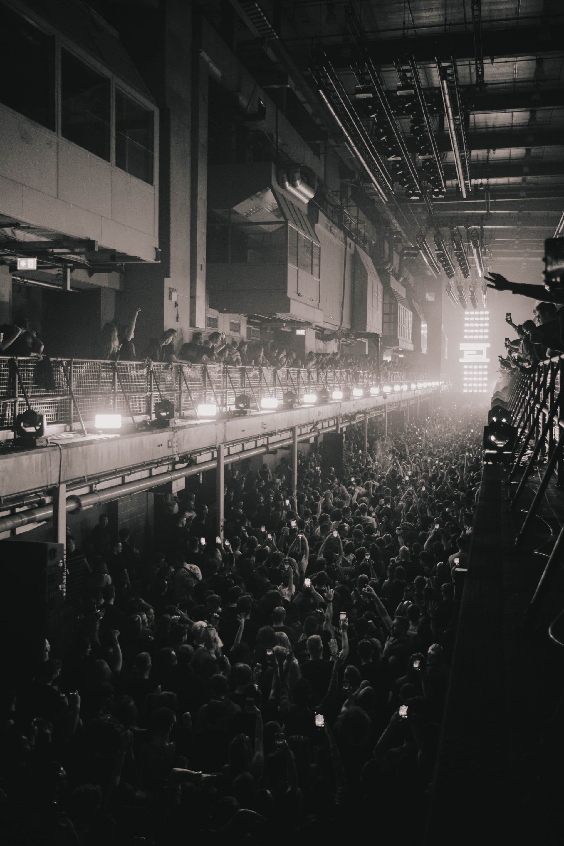 Peak Time / Driving techno — festival mainstage crowd